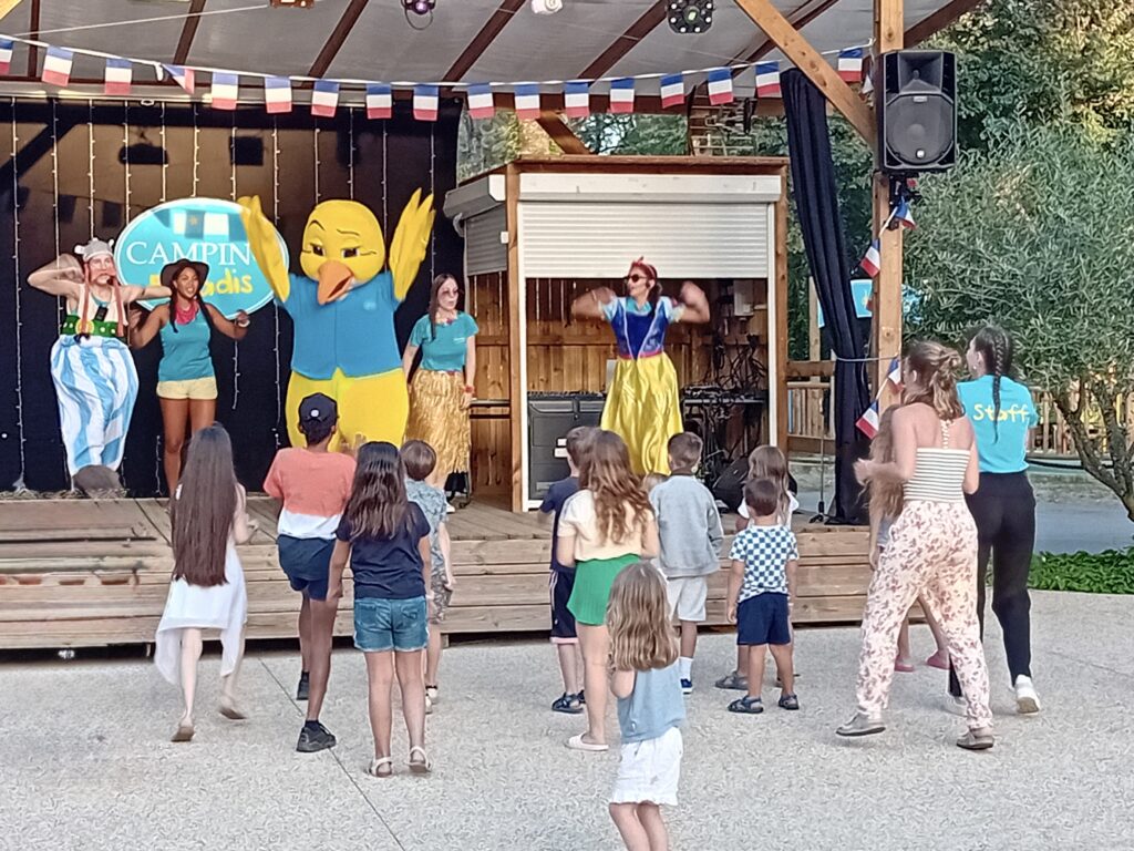 Piki disco club enfant Camping Paradis Domaine de Gaujac Boisset et Gaujac Anduze
